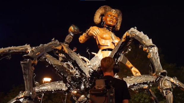 1973361704- Desfile de rua satânico exibe bonecos gigantes de demônios na França