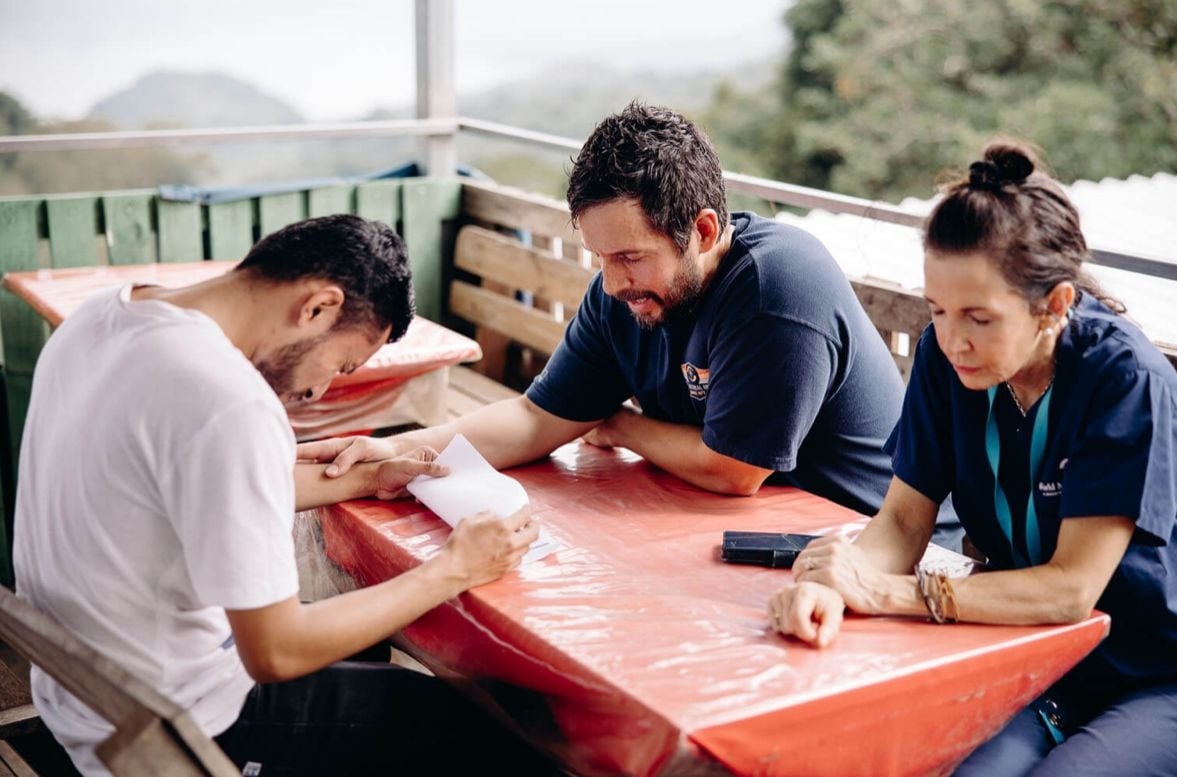 2032905776- Dentistas evangelizam comunidade em El Salvador: “Deus está nos guiando”