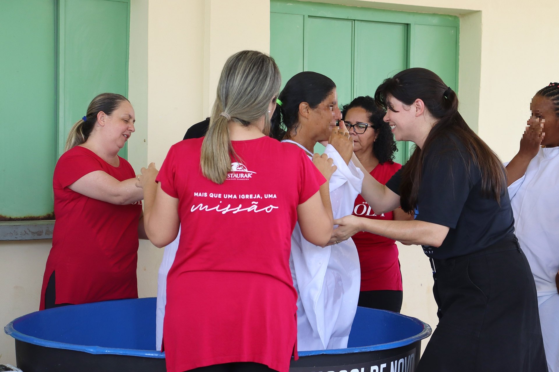 1086720774- Igreja batiza 105 detentas em prisão em SP: “Deus escolhe os improváveis”