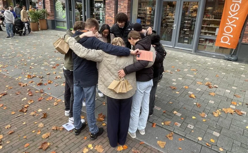 3760957801- Cristãos evangelizam durante Halloween na Holanda: "Jesus venceu as trevas"