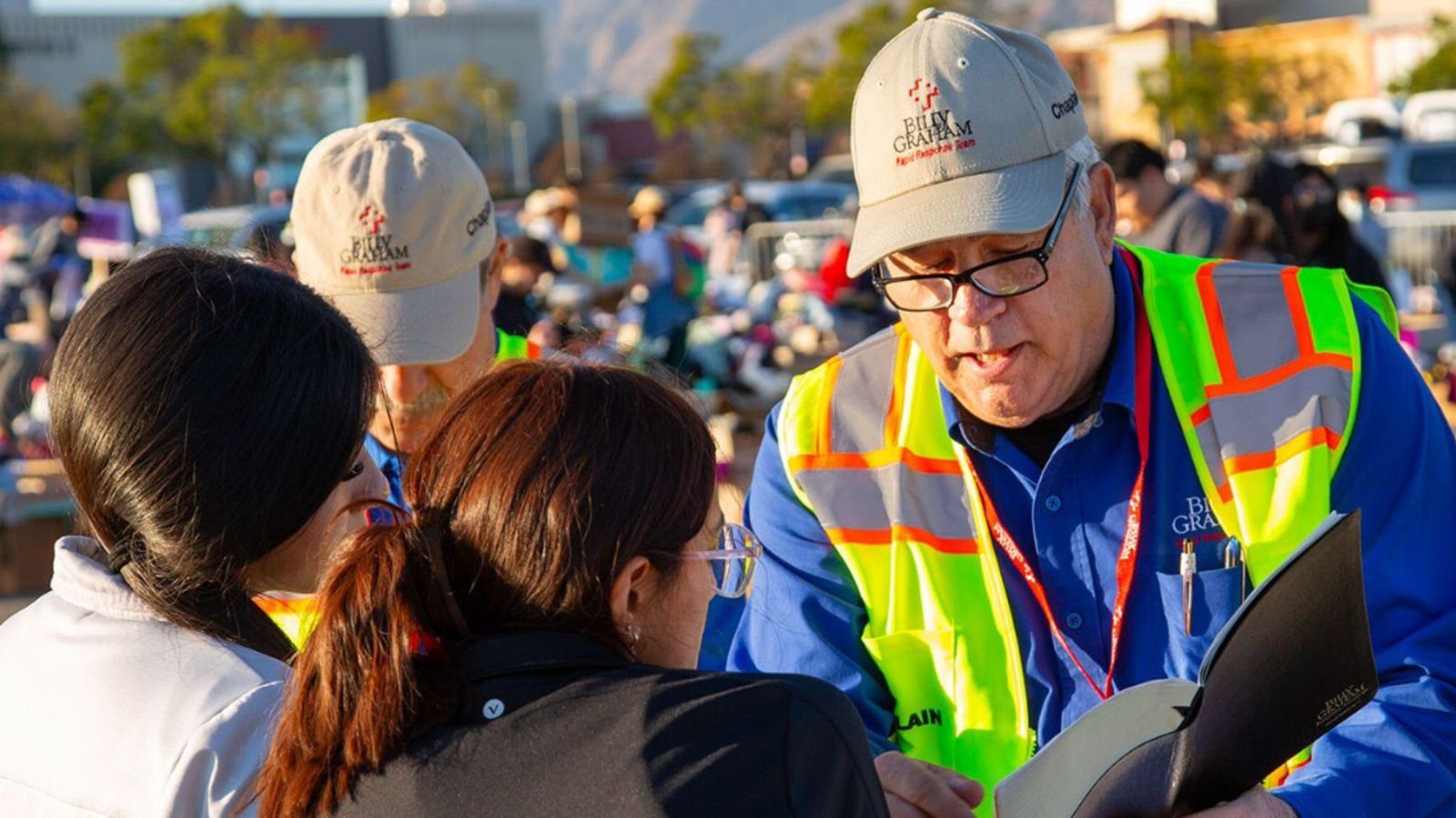 3275887616-john-labelle-e-jovens Jovens aceitam Jesus após evangelismo em meio a incêndios na Califórnia