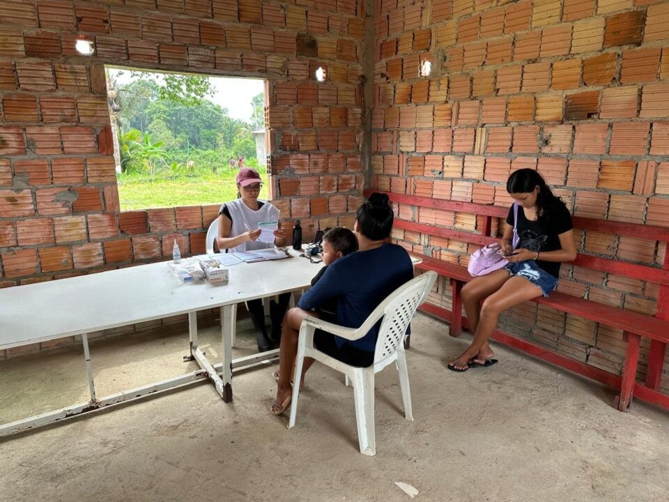 2742668735- Missão batiza crianças e adultos em ação evangelística na Amazônia