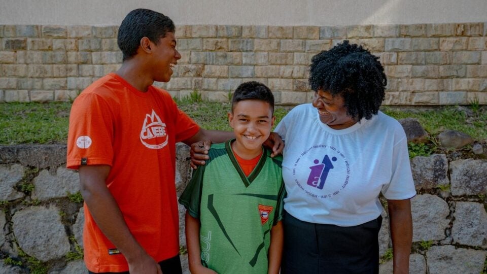 1617573659- Menino de 12 anos aceita Jesus após ser evangelizado por amigos na calçada de casa