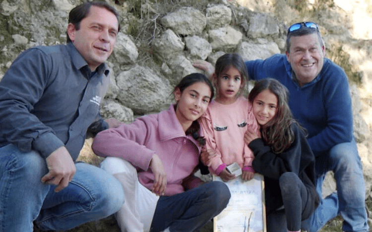 1039348551-equipe-e-familia Menina de 3 anos encontra selo cananeu onde houve a batalha entre Davi e Golias