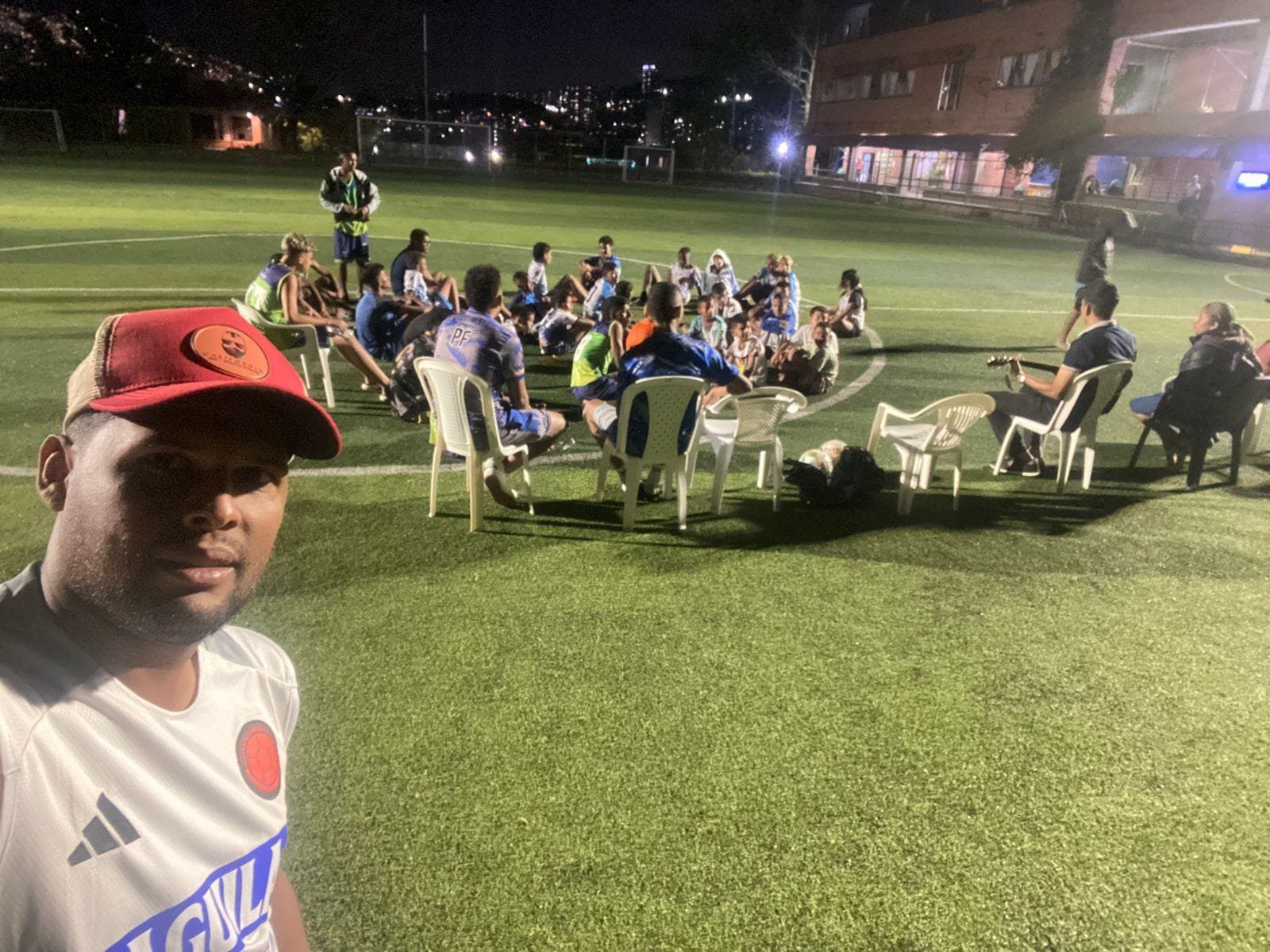 1724048985- Missão alcança crianças do cartel através do futebol na cidade mais violenta da Colômbia