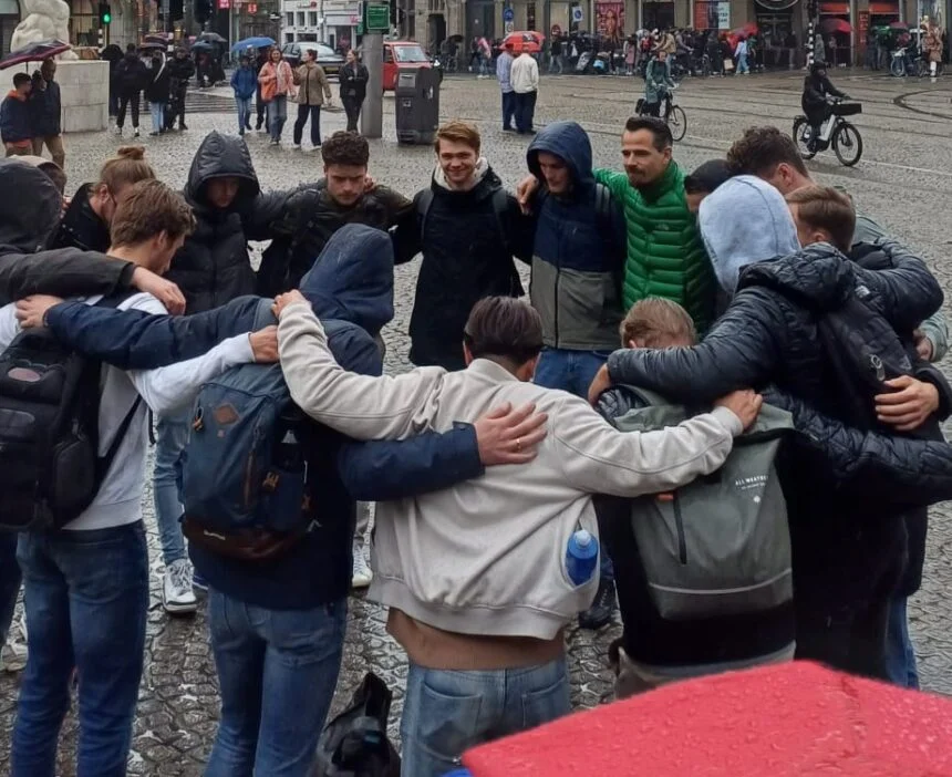 465797307- Jovens levam pessoas a Jesus nas ruas da Holanda: “Cristo é o único caminho”