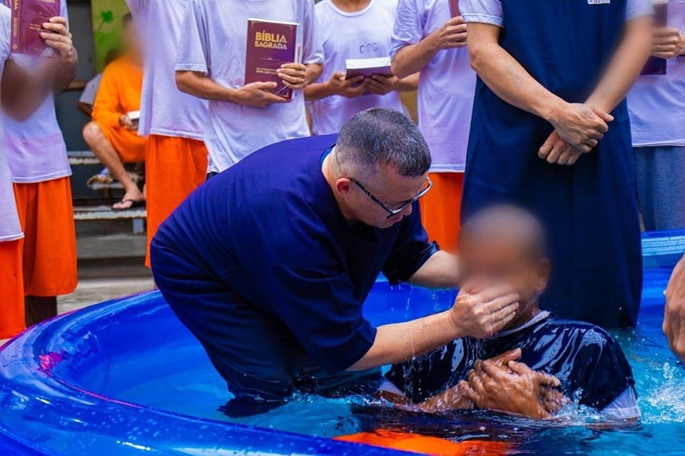 1433279485- 61 presos são batizados em penitenciária no RS: “Transformação de vida”