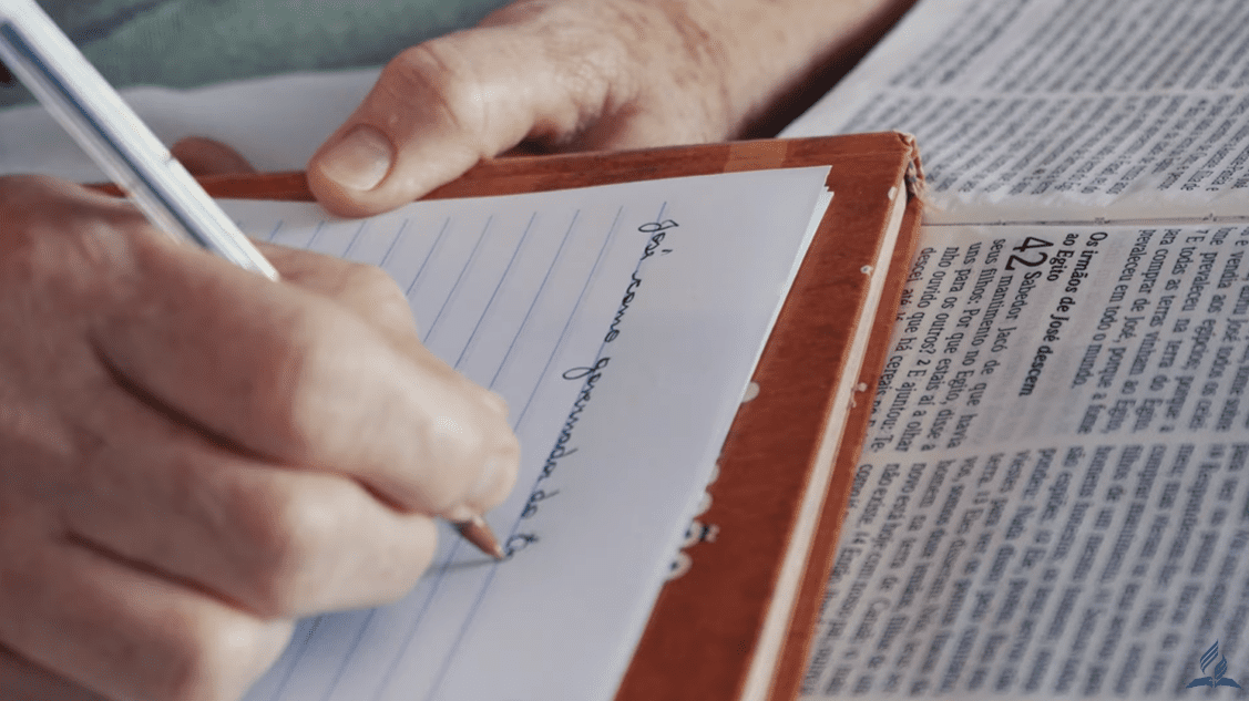 2065573569- Mãe presenteia filhos com Bíblia escrita à mão e inspira: ‘A Palavra de Deus transforma’