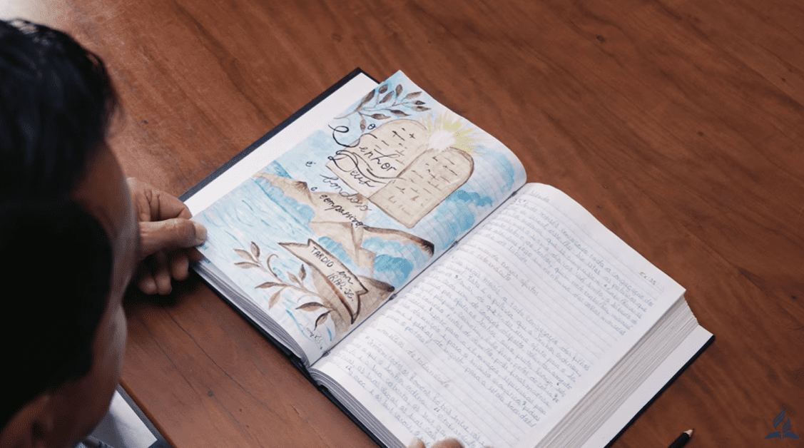 2518850716- Mãe presenteia filhos com Bíblia escrita à mão e inspira: ‘A Palavra de Deus transforma’