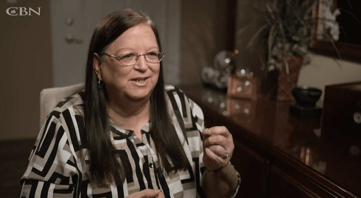 3456937098- Locutor de rádio sai do coma após esposa orar a Bíblia: “O poder da oração é real”