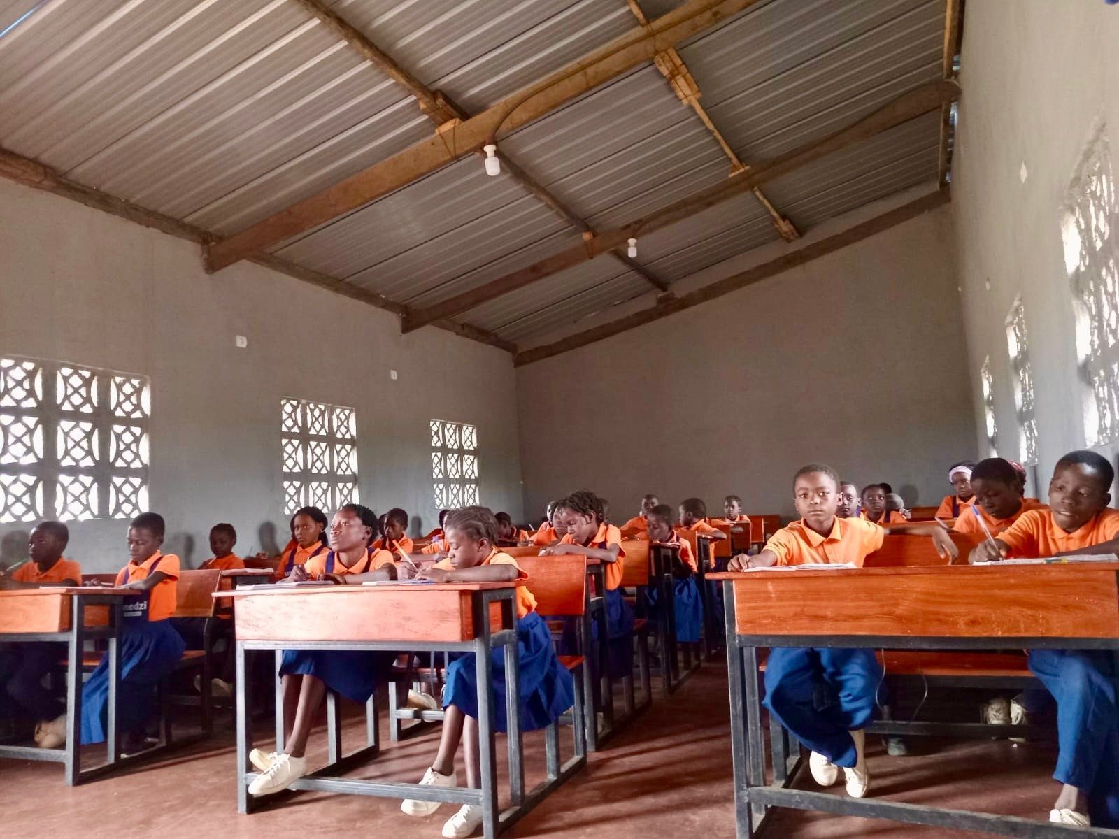 3701222293- “Ferramenta de ensino”: Crianças aprendem a ler com a Bíblia em Moçambique