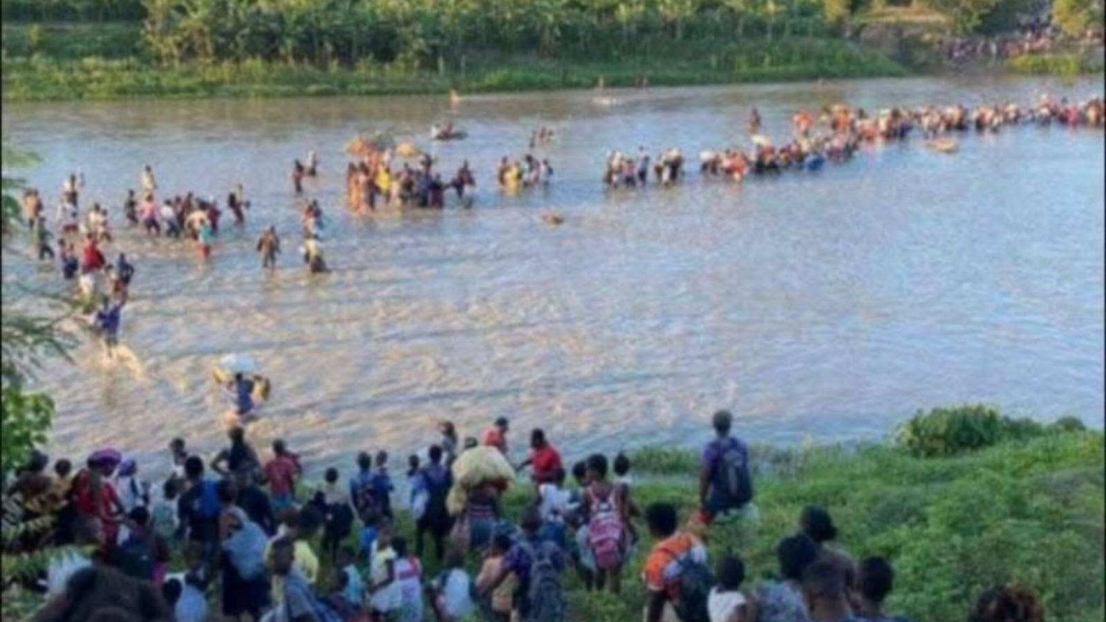 3829898358-pessoas-fugindo-apos-ataques-de-gangues Comunidade cristã é atacada por sacerdotes de vodu no Haiti