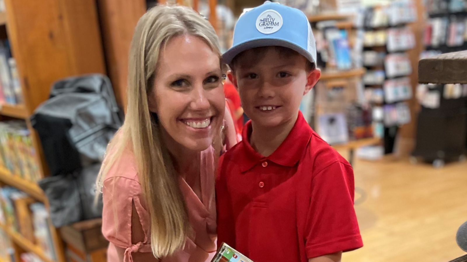 3875713679-jake-coffey-e-sua-mae-shannon Menino de 9 anos aceita Jesus durante excursão à Biblioteca Billy Graham